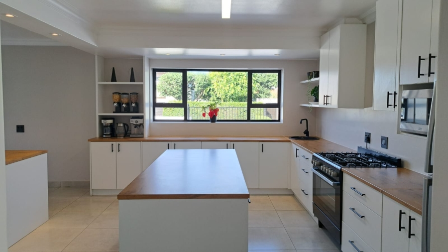 9 Bedroom Property for Sale in Westcliff Western Cape